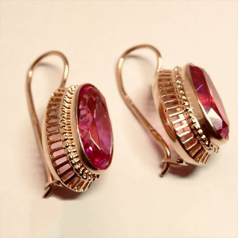 Vintage earrings in rose gold with beautiful red crystal