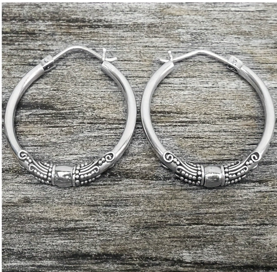 レトロツートーン彫刻リングピアス