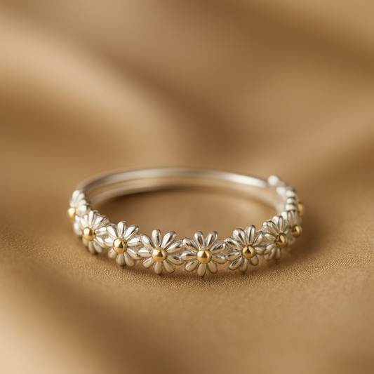 Nastavitelný prsten ze stříbra a ručně malované smaltované sedmikrásky