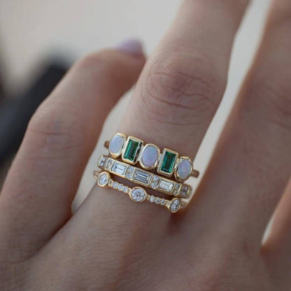 Ring set with white and green opal