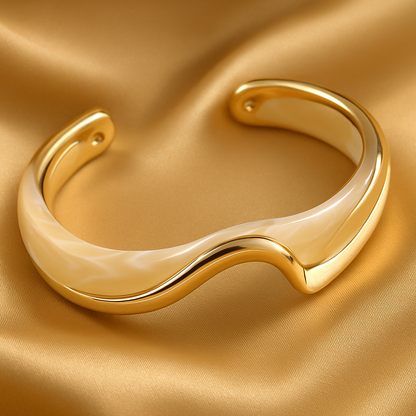 Elegantní otevřený náramek z bílého smaltu a zlata