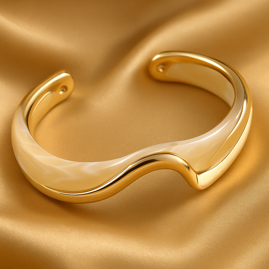 Elegantní otevřený náramek z bílého smaltu a zlata