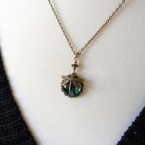 レトロトンボグリーンクリスタルネックレス