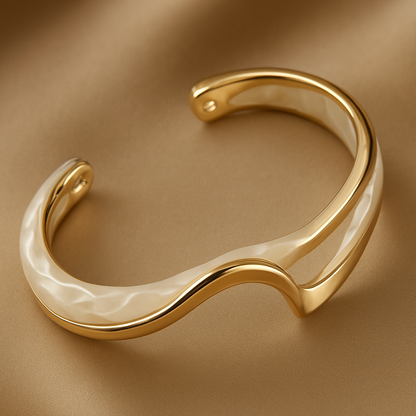 Elegantní zlatý náramek s bílým opálem