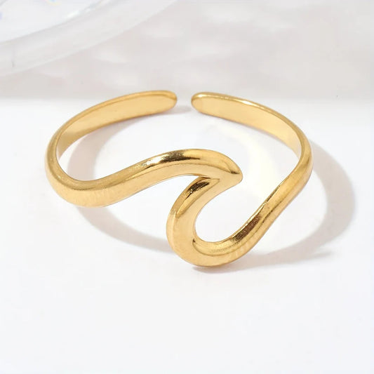Adjustable Ring with Wave Design in Gold