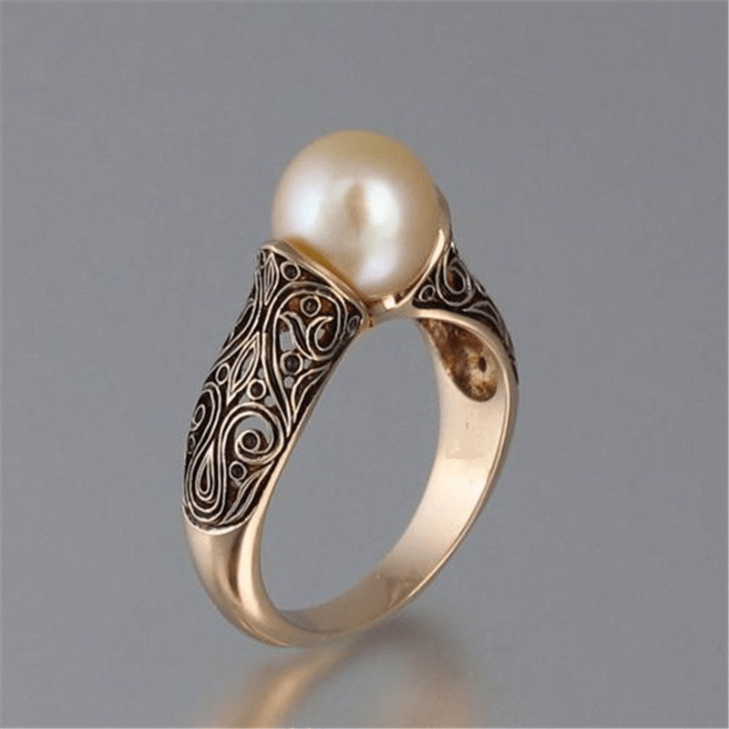 Vintage gold ring with a fancy pearl